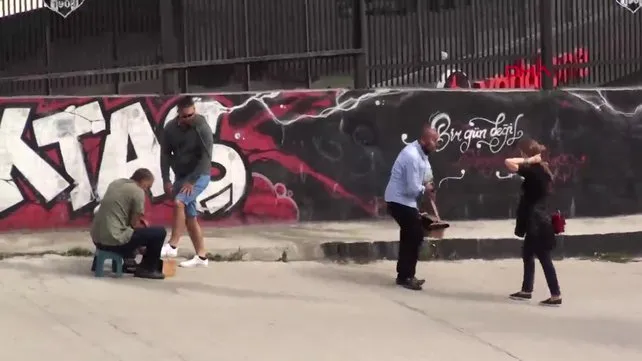 İstanbul'da ayakkabı boyacılarından turistlere fırçalı tuzak kamerada