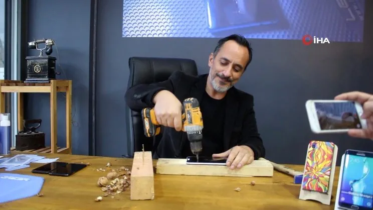 Nano kaplama yaptığı cep telefonunu matkapla delmeye çalışıp ceviz kırdı | Video