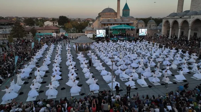 mevlananin-huzurunda-250-semazen-ayni-anda-sema-icra-etti-1695578951275.jpg