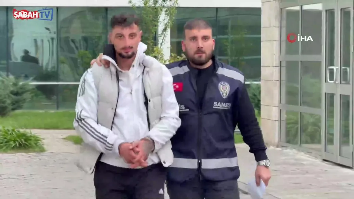 Kız arkadaşını rahatsız edenleri kovaladı, yardım etmek isterken bıçaklandı | Video videosunu izle Kız arkadaşını rahatsız edenleri kovaladı, yardım etmek isterken bıçaklandı | Video videosunu izle