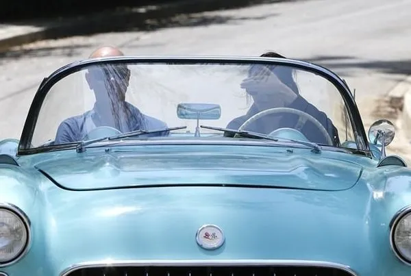 Kendall Jenner lüks otomobiliyle yolda kaldı