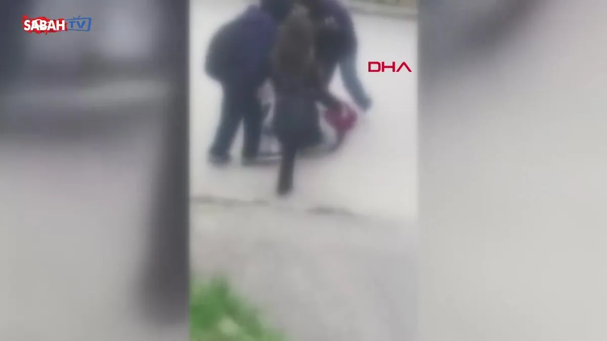 Tartıştıkları okul arkadaşlarını böyle darbettiler! | Video Tartıştıkları okul arkadaşlarını böyle darbettiler! | Video