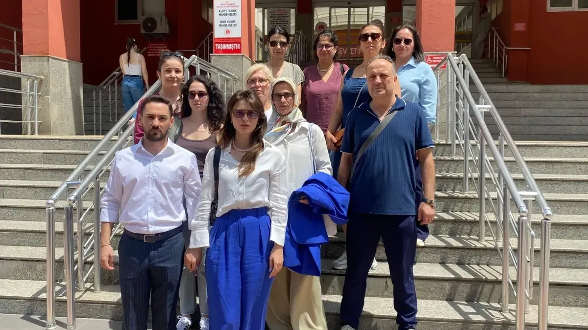 41 Burada Alışveriş Merkezi önünde duruşma salonuna giren insanlar