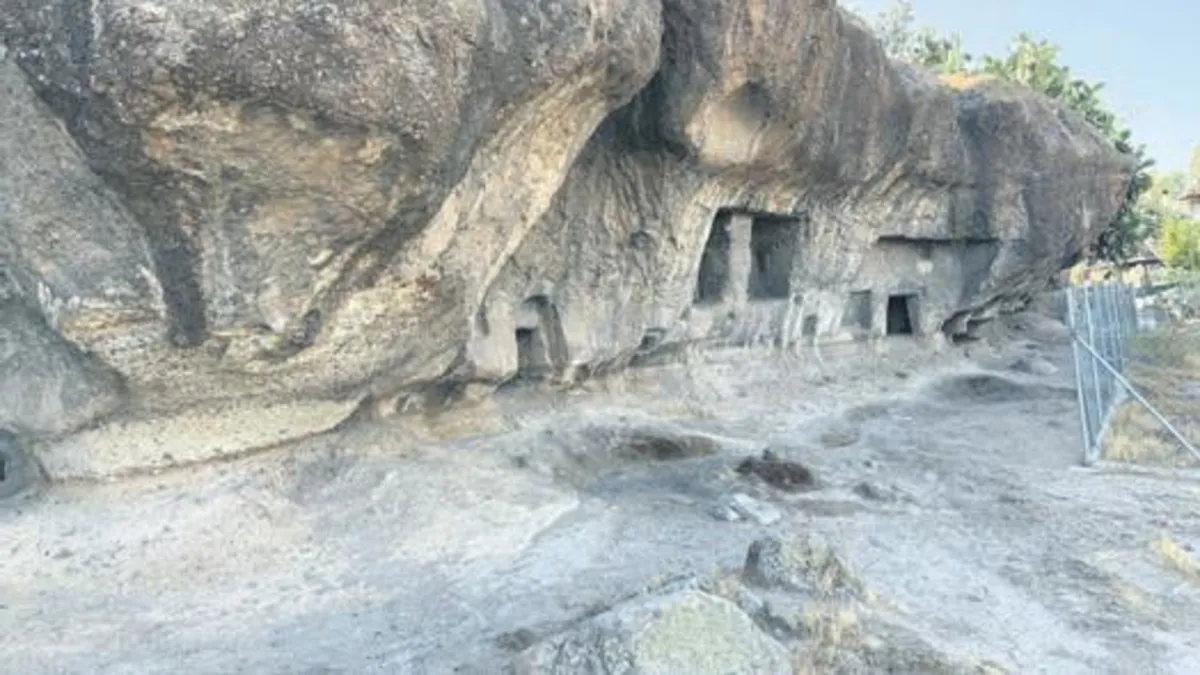 Türkbükü’ndeki 4000 yıllık mağaralar turistleri bekliyor Türkbükü’ndeki 4000 yıllık mağaralar turistleri bekliyor