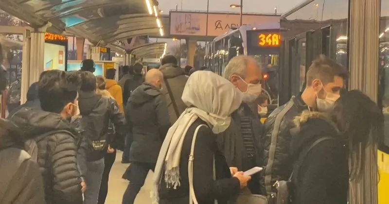 İstanbul'da metrobüs duraklarında yoğunluk - En Son Haber