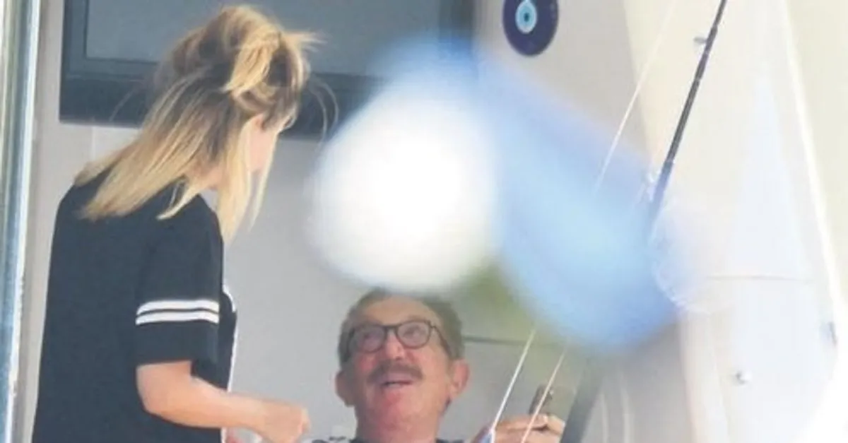 Unlu Is Adami Kemal Gulman Bosanma Avukati Eda Cideli Ye Gonlunu Kaptirdi 58 Yas Kucuk Sevgilisiyle Bodrum Tatilinde Opusurken Magazin Haberleri