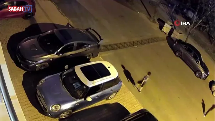 Esenyurt’ta çocuklar seyir halindeki arabanın içine torpil attı | Video