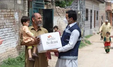 Türkiye’den Pakistan’a 55 tonluk gıda yardımı