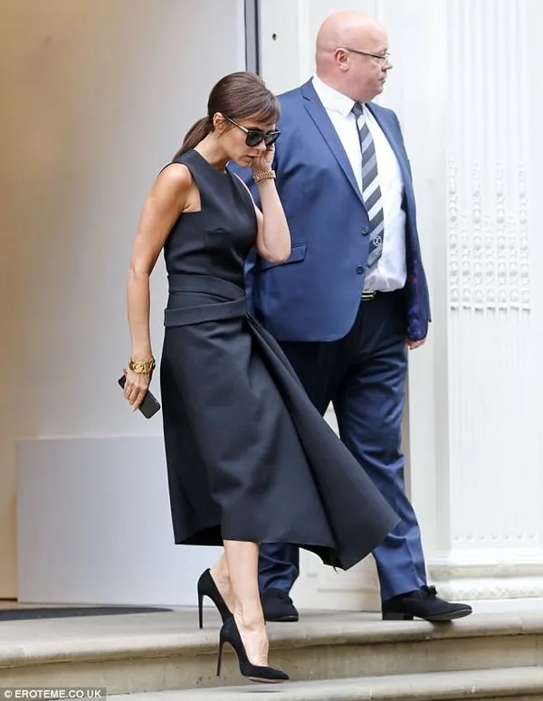 Victoria Beckham siyahı fazla abarttı!