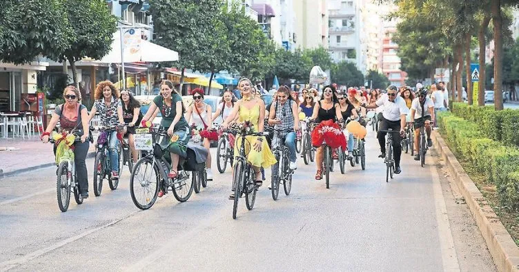 Süslü kadınlar bisiklet turu attı