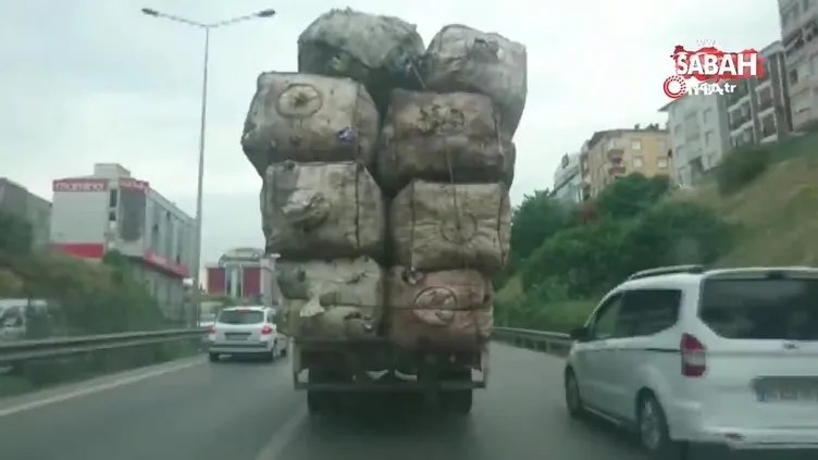 İstanbul E-5'te aşırı yüklü kamyonetin tehlike saçtığı anlar kamerada