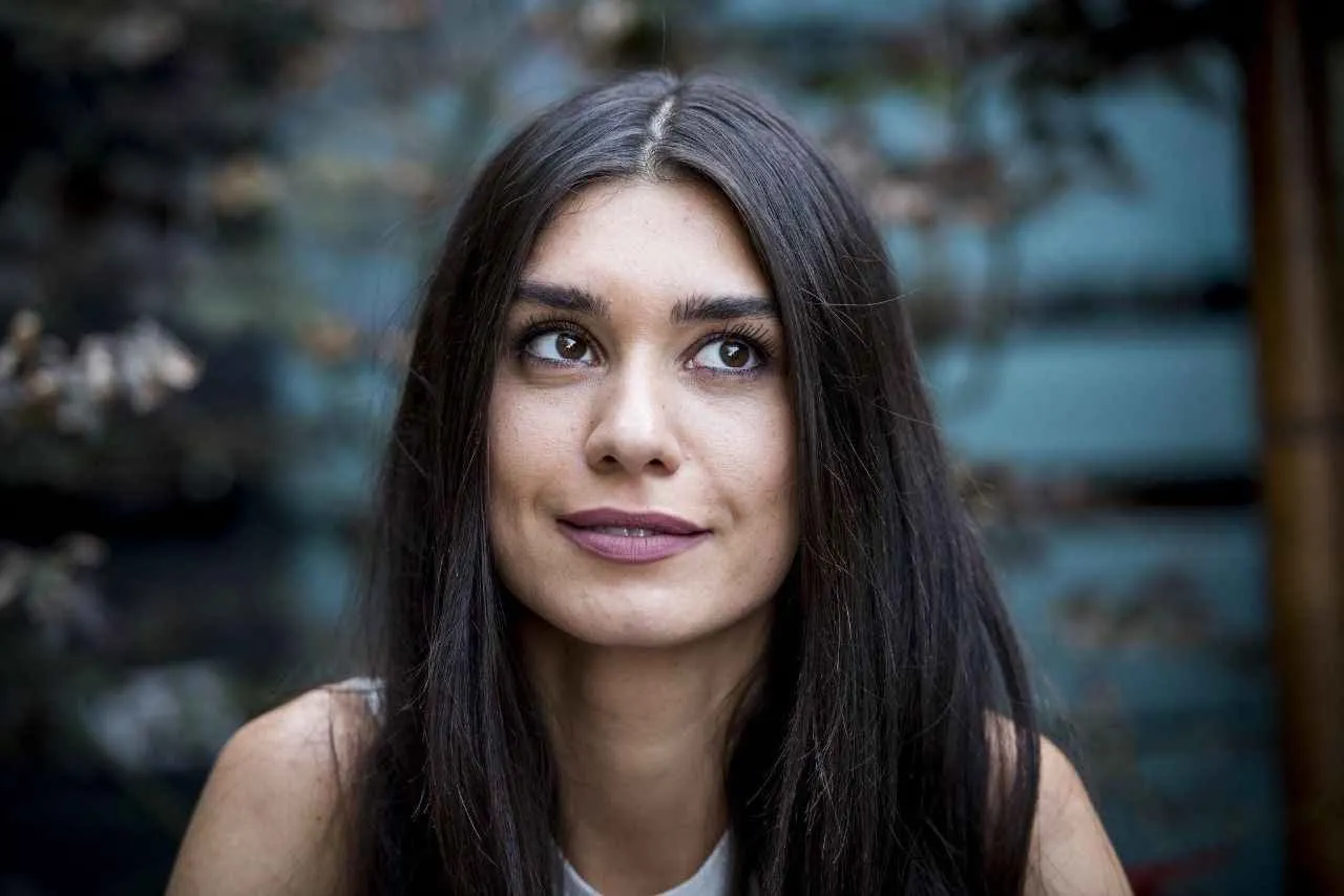 Burcu Kıratlı kimdir, kaç yaşında? Afara konuğu Burcu Kıratlı eşi kim, Sinan Akçıl ile ne zaman ayrıldı, nereli? Hayatı ve biyografisi!