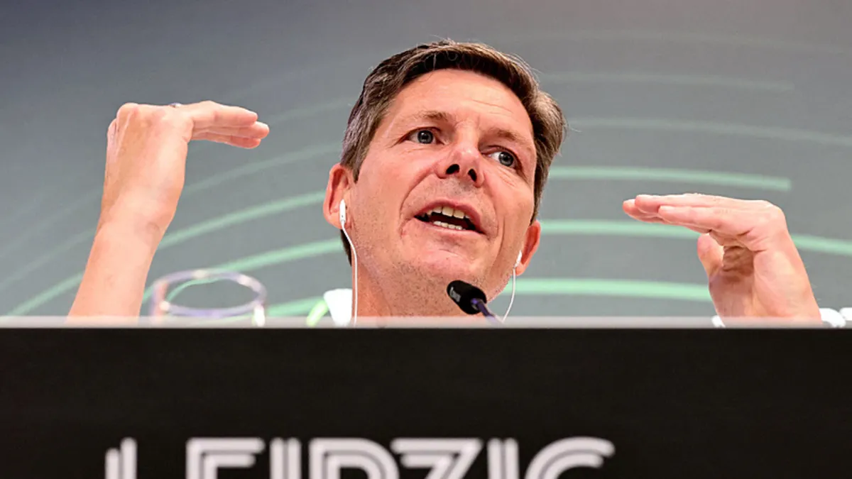Oliver Glasner: “Sezonu harika bir sonla bitirmek benim için çok şey ifade eder” Oliver Glasner: “Sezonu harika bir sonla bitirmek benim için çok şey ifade eder”