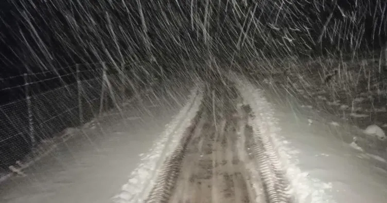 Tarsus eski Ankara yolu yoğun kar yağışı nedeniyle trafiğe kapandı