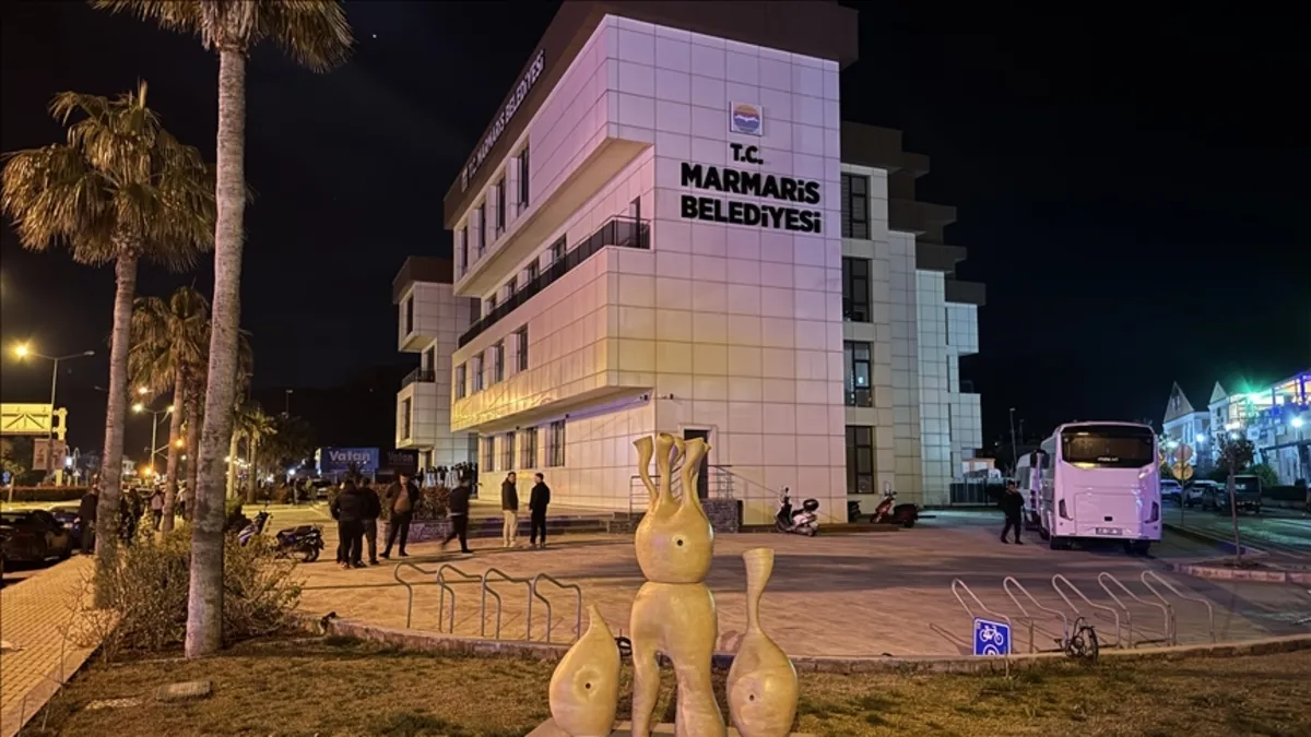 Marmaris’teki ‘rüşvet’ operasyonunun şüphelileri adliyeye sevk edildi Marmaris’teki ‘rüşvet’ operasyonunun şüphelileri adliyeye sevk edildi