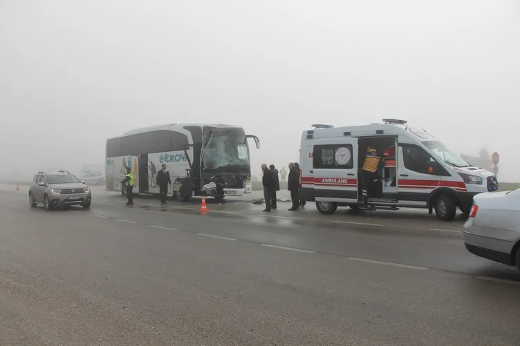 Sis faciayı getirdi! TIR, otobüs ve kamyonun karıştığı kazada 5 yaralı!