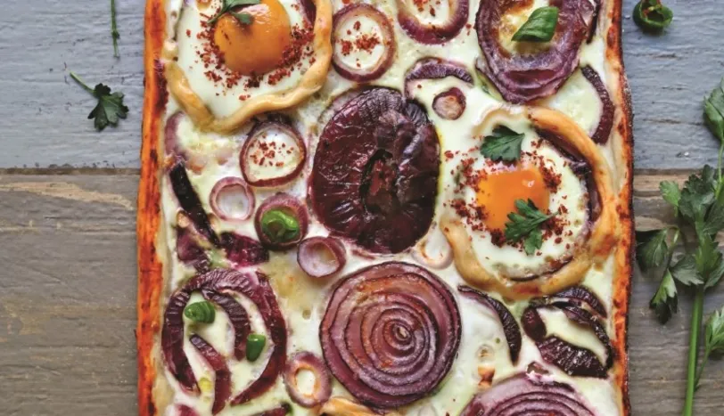 Soğanlı yumurtalı pizza Tarifi Diğer Sofra