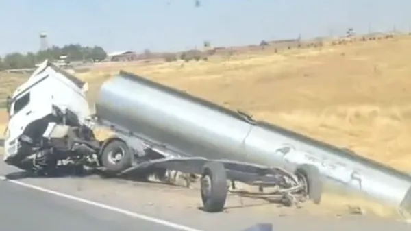 ipekyolunda-devrilen-tanker-bariyerlerde-asili-kaldi-surucu-yaralandi-1783424655804.jpg
