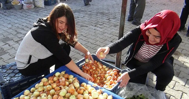 Burdur’da üniversite öğrencileri pazar tezgahında uygulama yaptı