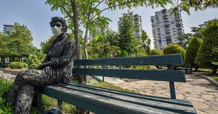 Antalya’daki maskeli heykel görenleri şaşırttı