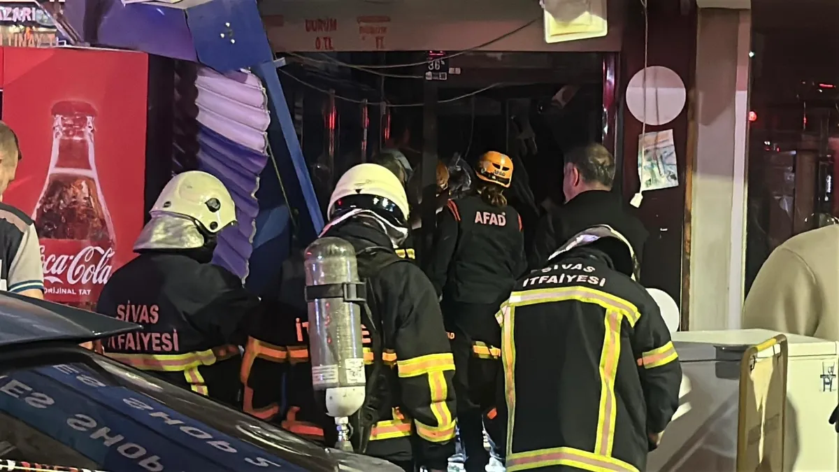 Sivas'ta bir işyerinde klima gazı sıkışması sonucu meydana gelen patlamanın ardından oluşan hasar.