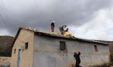 Elazığ’da fırtına; 30 köyde çatılar uçtu, elektrik direkleri devrildi