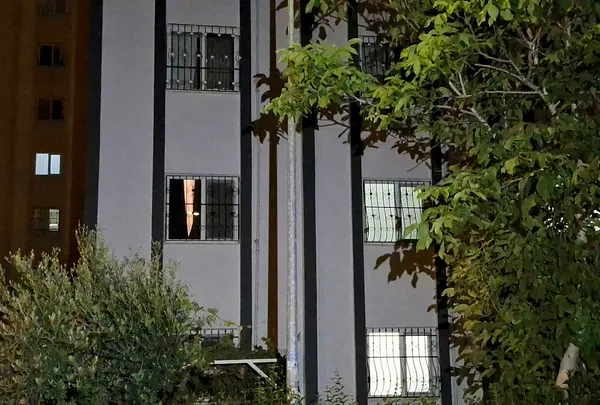 haticeyi-yuzune-yastik-bastirip-kursunlayarak-katletmisti-cani-es-kapiyi-boyle-actirmis-7-yasindaki-kizini-bir-1785222430685.jpg