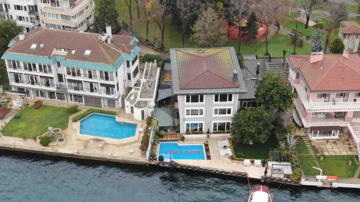 Garipoğlu’nun barmeni o yalıdaki rezil partileri anlattı: Herkese bedava uyuşturucu ikram edilirdi Garipoğlu’nun barmeni o yalıdaki rezil partileri anlattı: Herkese bedava uyuşturucu ikram edilirdi