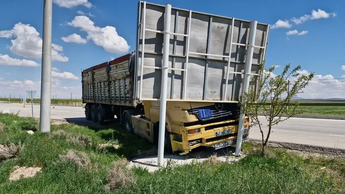 surucusu-fenalasan-tir-reklam-tabelasina-carpti-4-yarali-1777537552455.jpg