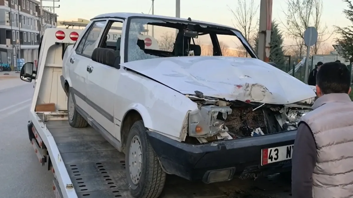 Bursa'da otomobil park halindeki tırın altına girdi: 1 yaralı