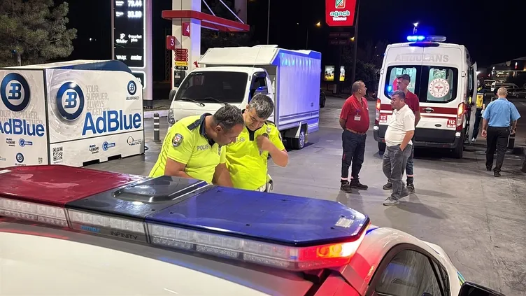Aksaray’da hayrete düşüren anlar! Alkollü sürücü akaryakıt istasyonunda fenalaştı: Görevli pos cihazını ambulansa kadar getirdi!