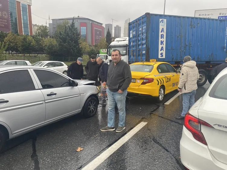 TEM Bağlantı Yolu’nda yağmur sonrası zincirleme kaza: TIR sürücüsü direksiyon hakimiyetini kaybedince olanlar oldu!