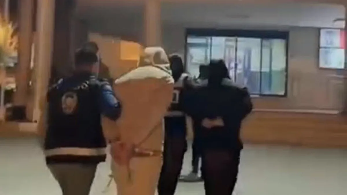 İzmir’de 3 ayrı adrese uyuşturucu operasyonu düzenlendi İzmir’de 3 ayrı adrese uyuşturucu operasyonu düzenlendi