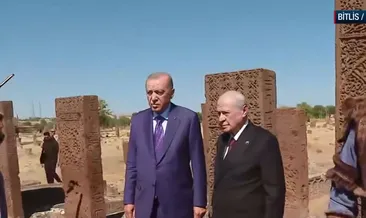 Son dakika | Başkan Erdoğan ve Devlet Bahçeli Ahlat Selçuklu Kabristanı’nı ziyaret etti: Tarihi kare!