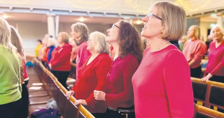 Şarkı söylemek mutlu ediyor