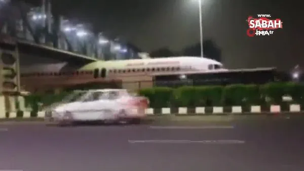 Hindistan’da köprünün altında sıkışan yolcu uçağı viral oldu | Video