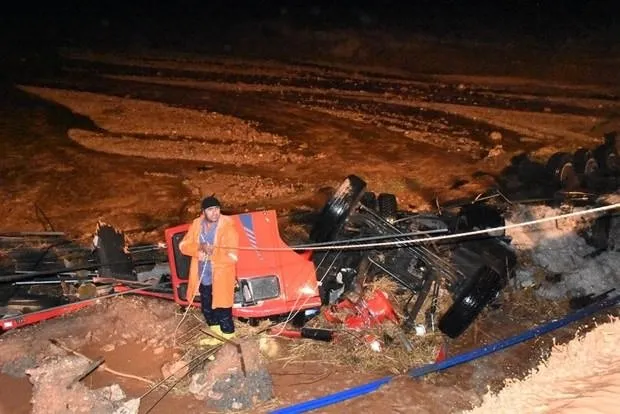 Sel sularına kapılan TIR sürücüsü öldü