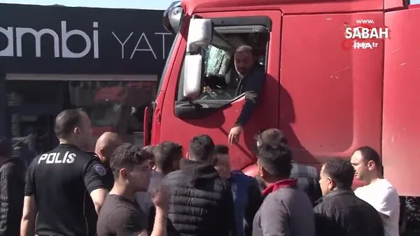 Ataşehir'de direksiyon başında kalp krizi geçiren şoför ortalığı birbirine kattı | Video