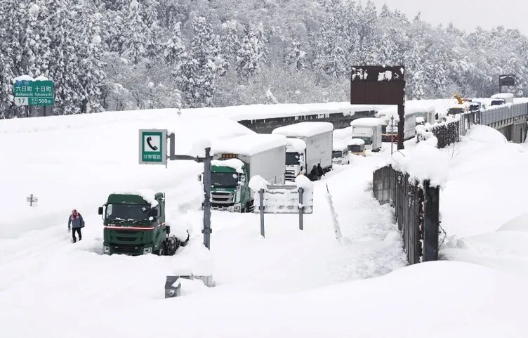1000'den fazla araç 40 saat yolda kaldı! Kar fırtınası hayatı felç etti