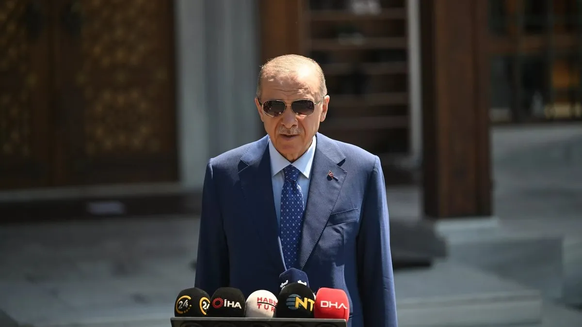 Başkan Erdoğan, cuma namazını Hezarfen Ahmet Çelebi Camisi'nde kıldı