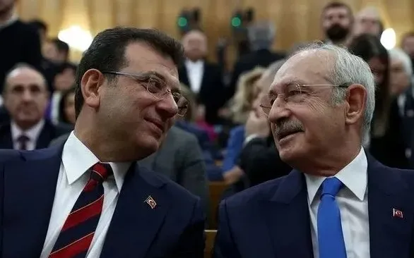 chpnin-siyasi-hipnoz-hali-ekrem-imamoglu-ve-ozgur-ozel-ikilisi-1758003383341.jpg CHP'nin siyasi hipnoz hali: Ekrem İmamoğlu ve Özgür Özel ikilisi...