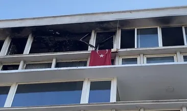 Kadıköy’de yangında ilginç görüntü! Türk bayrağı hariç her şey yandı