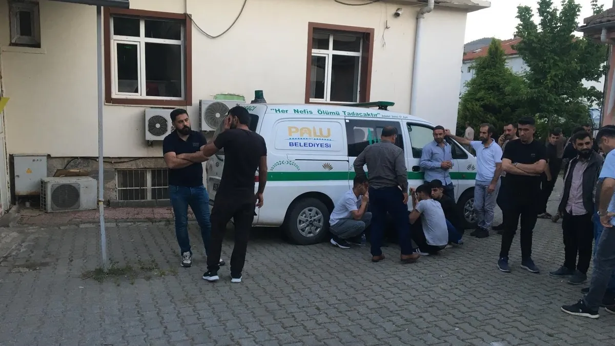 Elazığ’da 16 yaşındaki çocuk babasını öldürüp annesini yaralamıştı: Mahkemede tüm detayları anlattı! Elazığ’da 16 yaşındaki çocuk babasını öldürüp annesini yaralamıştı: Mahkemede tüm detayları anlattı!