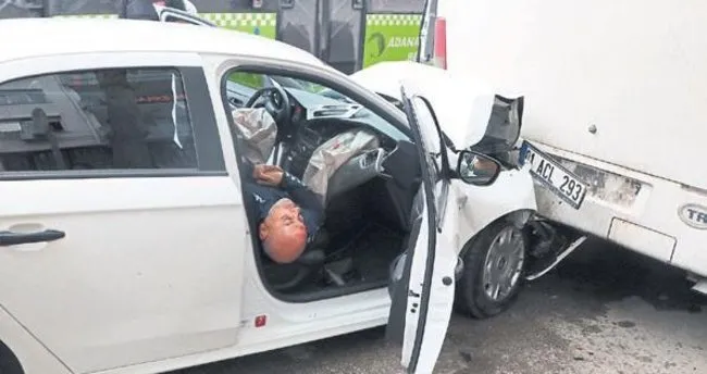 kaza yapan alkollu surucu sokaga