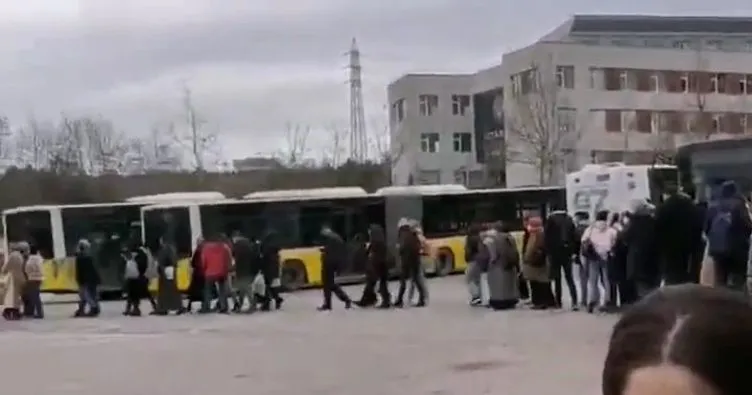 İstanbullunun toplu taşıma çilesi bitmiyor! Otobüs yolda kaldı, öğrenciler kuyrukta bekletildi