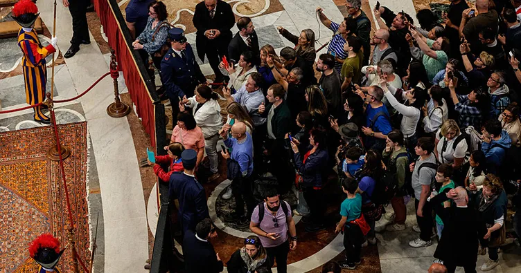Papa Franciscus hayatını kaybetmişti: Cansız bedeni ziyaretçilere açıldı