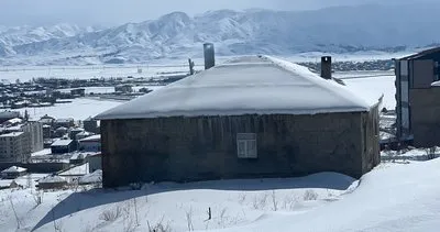 Yüksekova’da dondurucu soğuk: Çatılarda metrelerce uzunluğunda buz sarkıtları oluştu #hakkari