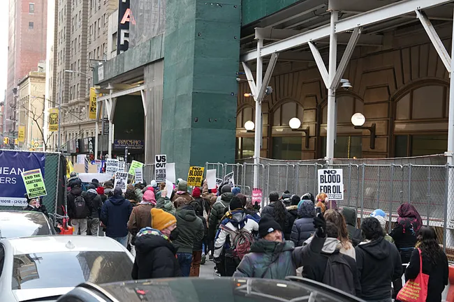 new-yorkta-binler-venezuela-icin-yurudu-abdnin-saldirisi-protesto-edildi-1767478796929.jpeg New York’ta binler Venezuela için yürüdü! ABD’nin saldırısı protesto edildi