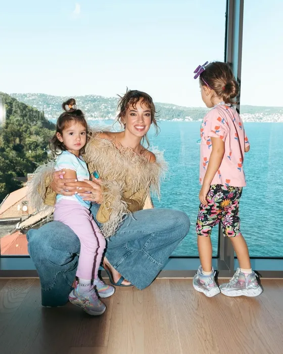 Güzel oyuncu Seda Bakan 2 kızına dair samimi itiraflar! Tamamen çocuklarımla ilgileniyorum