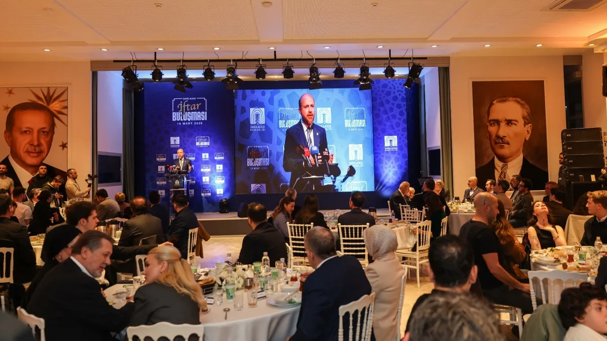 Darülaceze’de vefa buluşması! Spor, sanat ve iş dünyası iftarda bir araya geldi Darülaceze’de vefa buluşması! Spor, sanat ve iş dünyası iftarda bir araya geldi